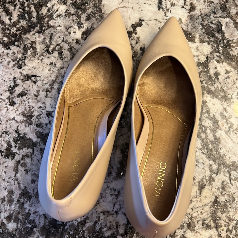 Vionic Women's 8.5 Kit Josie in Sand Leather with Low Heel - Picture 7 of 11